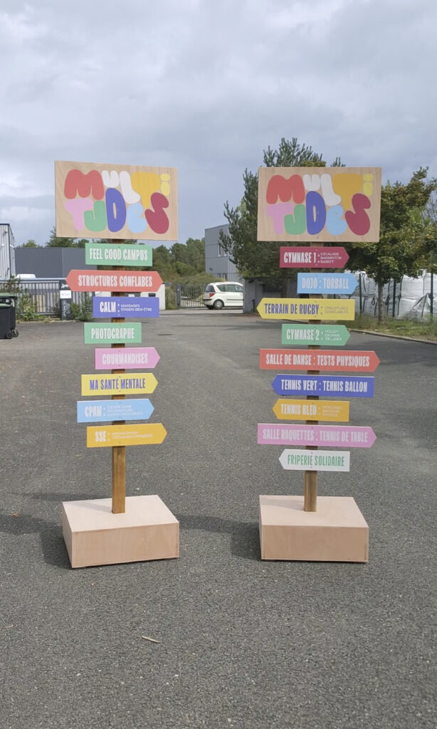 Totem directionnel / Signalétique en bois